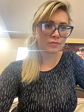 Snapshot of Crystal00Girl chatting on 09.21.25 Crystal00Girl online show from 09.21.25