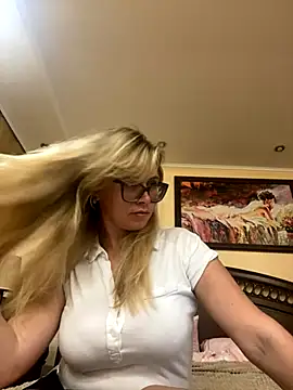 Snapshot of Crystal00Girl chatting on 09.23.25 Crystal00Girl online show from 09.23.25