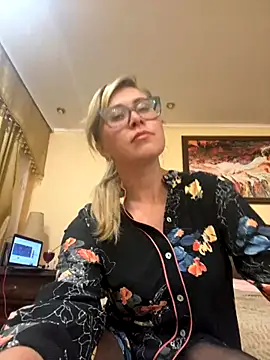 Snapshot of Crystal00Girl chatting on 09.29.25 Crystal00Girl online show from 09.29.25