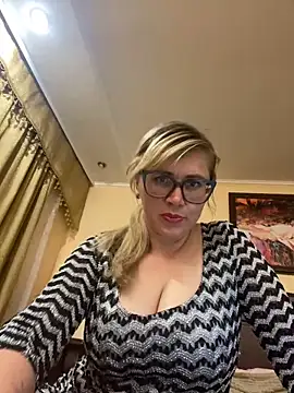 Snapshot of Crystal00Girl chatting on 09.30.25 Crystal00Girl online show from 09.30.25