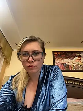 Snapshot of Crystal00Girl chatting on 10.05.25 Crystal00Girl online show from 10.05.25