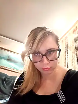 Snapshot of Crystal00Girl chatting on 10.13.25 Crystal00Girl online show from 10.13.25