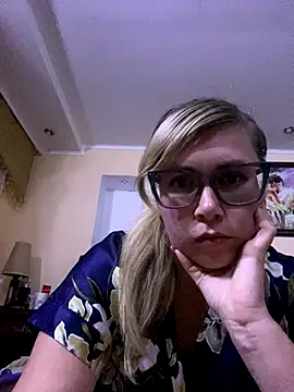 Snapshot of Crystal00Girl chatting on 10.14.25 Crystal00Girl online show from 10.14.25