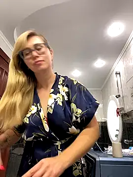 Snapshot of Crystal00Girl chatting on 10.15.25 Crystal00Girl online show from 10.15.25