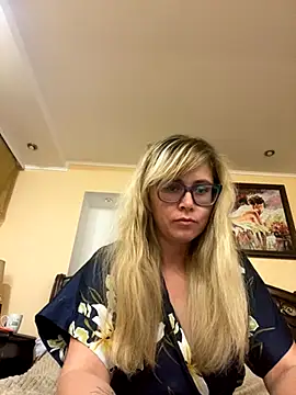 Snapshot of Crystal00Girl chatting on 10.15.25 Crystal00Girl online show from 10.15.25