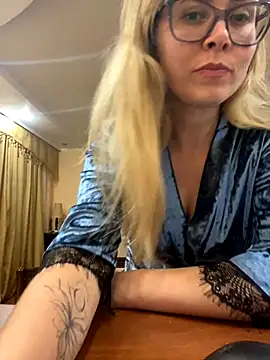 Snapshot of Crystal00Girl chatting on 10.18.25 Crystal00Girl online show from 10.18.25