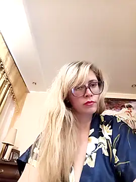 Snapshot of Crystal00Girl chatting on 10.23.25 Crystal00Girl online show from 10.23.25