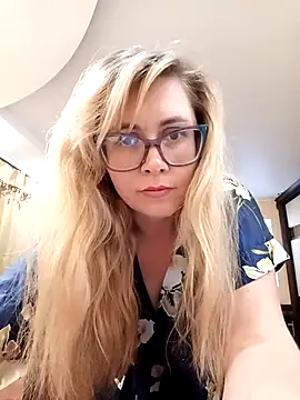 Snapshot of Crystal00Girl chatting on 10.24.25 Crystal00Girl online show from 10.24.25