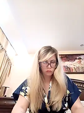 Snapshot of Crystal00Girl chatting on 10.28.25 Crystal00Girl online show from 10.28.25