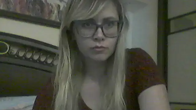 Snapshot of Crystal00Girl chatting on 10.31.25 Crystal00Girl online show from 10.31.25