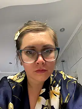 Snapshot of Crystal00Girl chatting on 11.02.25 Crystal00Girl online show from 11.02.25