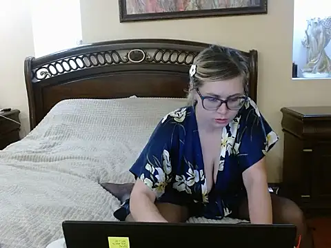 Crystal00Girl online show from 11.14.25