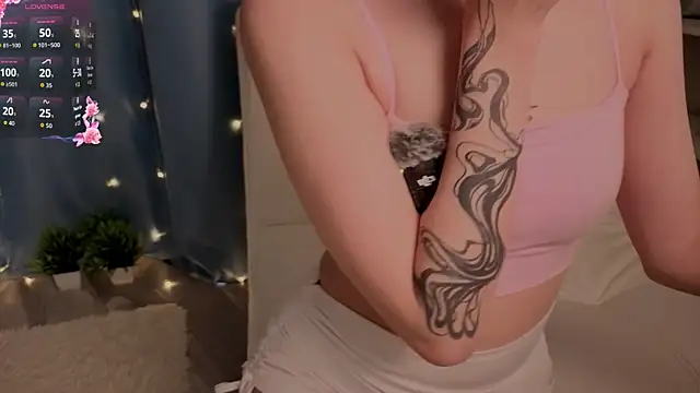 Snapshot of Winaria chatting on 10.25.25 Winaria online show from 10.25.25