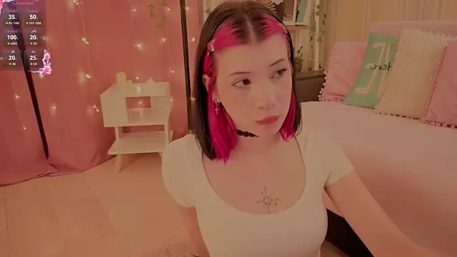 Snapshot of Winaria chatting on 10.28.25 Winaria online show from 10.28.25