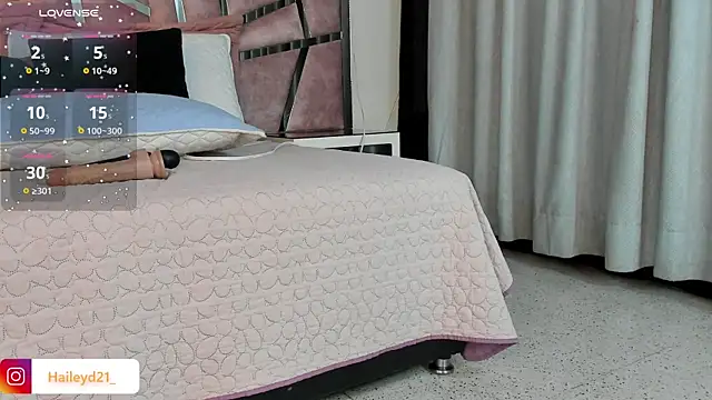 Snapshot of HaileyDuke chatting on 09.22.25 HaileyDuke online show from 09.22.25