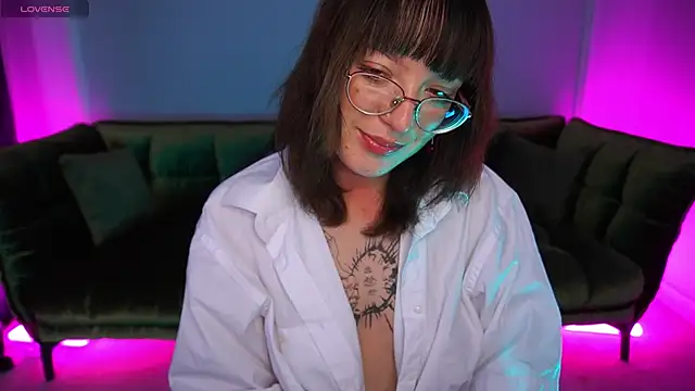 Snapshot of Pixie_Peachh chatting on 10.28.25 Pixie Peachh online show from 10.28.25