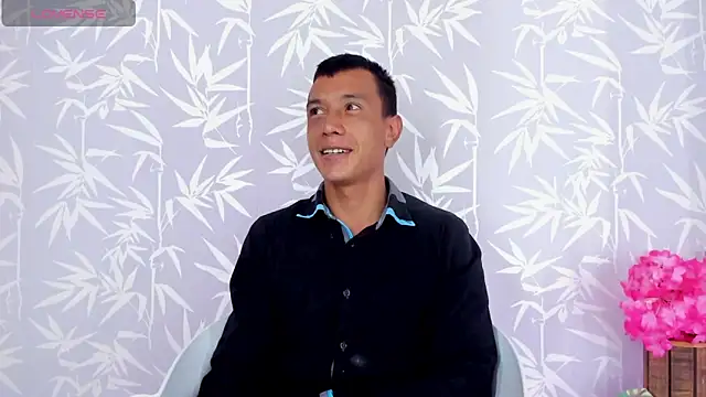Snapshot of LunaAndAxeel chatting on 09.10.25 LunaAndAxeel online show from 09.10.25