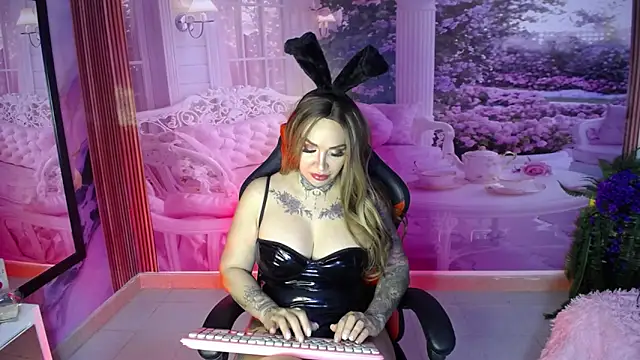 Snapshot of Layla-Watson chatting on 10.03.25 Layla-Watson online show from 10.03.25