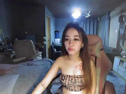 Yummiiieee28 online show from 10.29.25