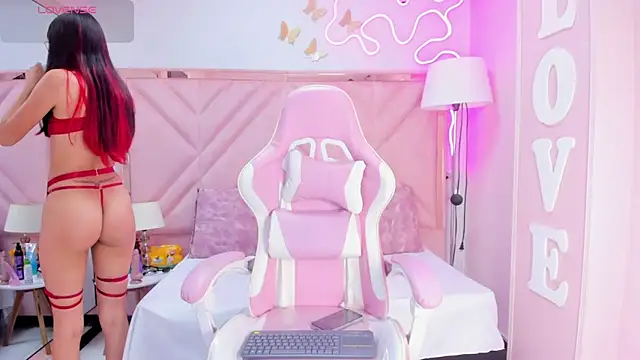 Snapshot of Aria_Joness_ chatting on 10.06.25 Aria Joness online show from 10.06.25