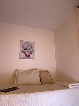 Snapshot of anailynn chatting on 10.21.25 anailynn online show from 10.21.25