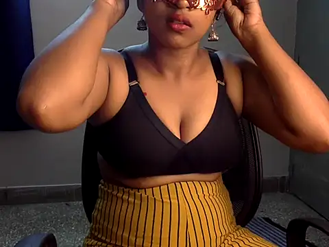 Snapshot of Hot-Honey20 chatting on 10.24.25 Hot-Honey20 online show from 10.24.25