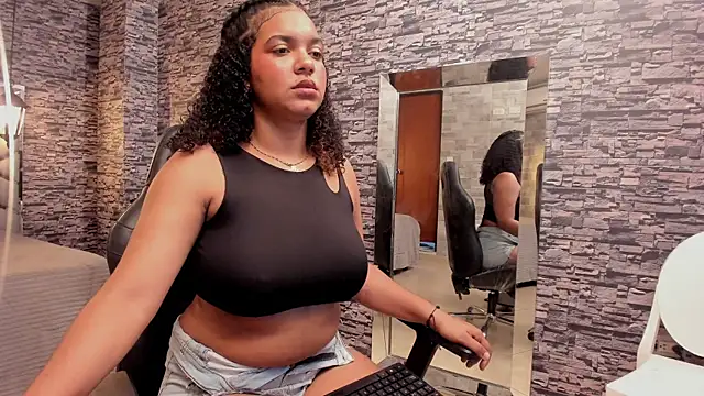 Snapshot of BellyBigBoobs chatting on 09.23.25 BellyBigBoobs online show from 09.23.25