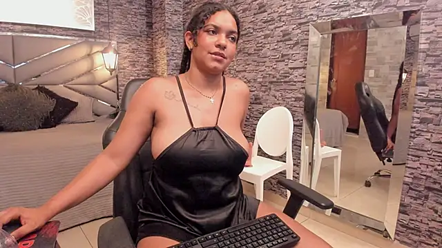 Snapshot of BellyBigBoobs chatting on 10.08.25 BellyBigBoobs online show from 10.08.25