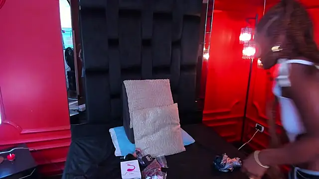 Snapshot of halleylorens chatting on 10.06.25 halleylorens online show from 10.06.25