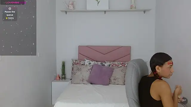 SarayVega  online show from 10.31.25