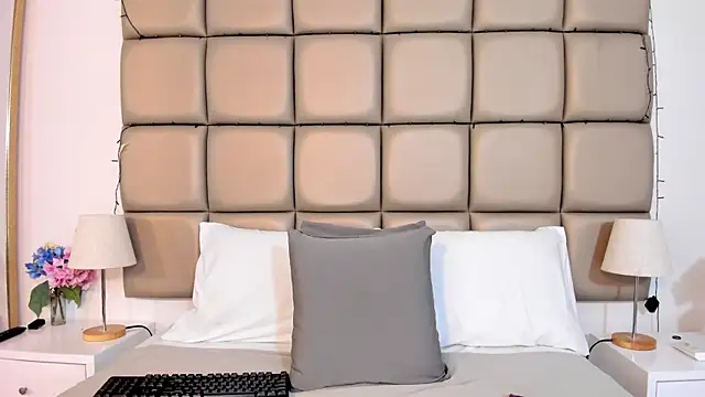 MiaMillers1 online show from 12.22.25