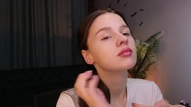 Snapshot of Olivia_Farrell chatting on 10.31.25 Olivia Farrell online show from 10.31.25