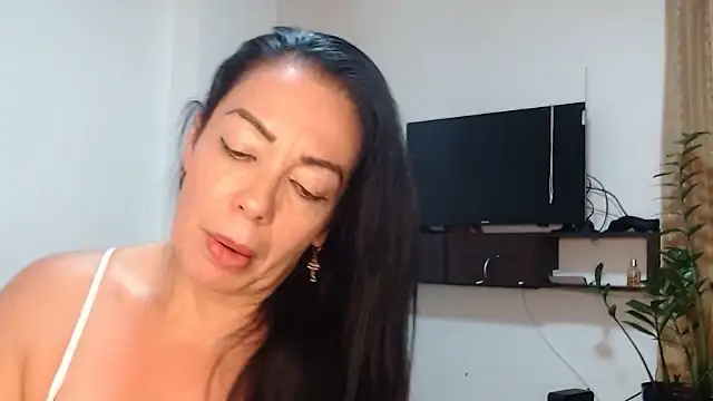 Snapshot of naiaratobon__ chatting on 10.17.25 naiaratobon   online show from 10.17.25