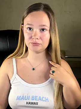 Snapshot of CaramelleSugar_ chatting on 09.27.25 CaramelleSugar online show from 09.27.25