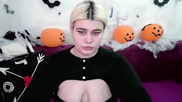 Amber Monro online show from 10.31.25