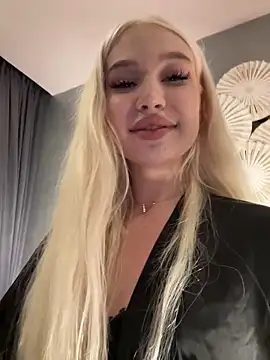 Snapshot of Kiss_Avrora_ chatting on 10.30.25 Kiss Avrora online show from 10.30.25