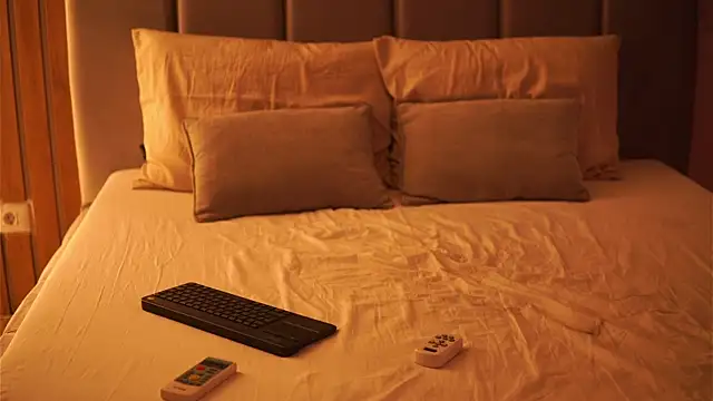 EllyLynn online show from 10.04.25