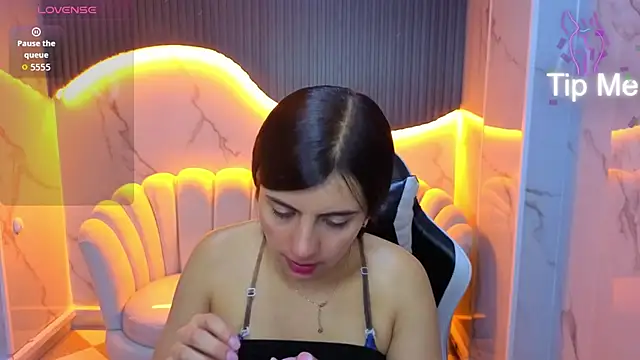 Eilyn love b online show from 10.17.25