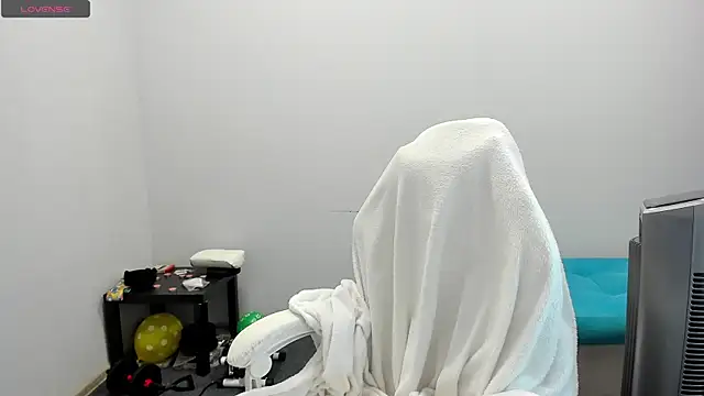 juliamurr 18 online show from 10.16.25