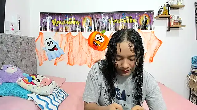 Snapshot of nay_and_aleja1 chatting on 10.29.25 nay and aleja1 online show from 10.29.25