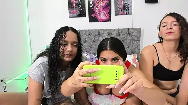 Snapshot of nay_and_aleja1 chatting on 04.22.26 nay and aleja1 online show from 04.22.26