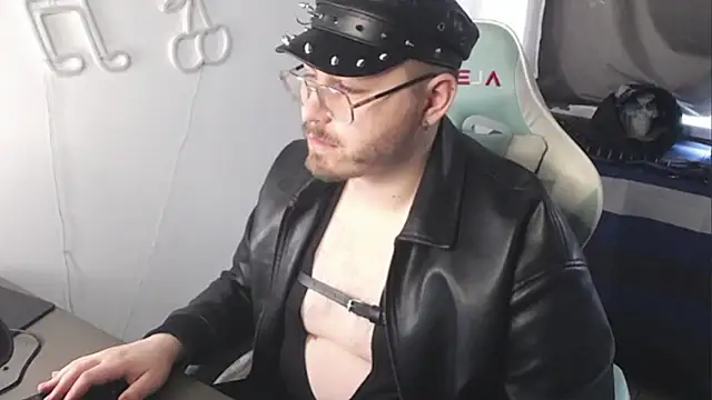 Snapshot of FabianKinky chatting on 10.12.25 FabianKinky online show from 10.12.25