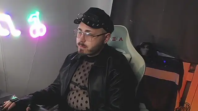 Snapshot of FabianKinky chatting on 10.16.25 FabianKinky online show from 10.16.25