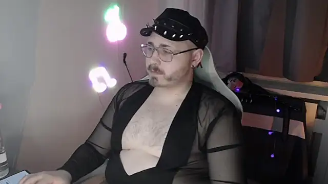 Snapshot of FabianKinky chatting on 10.24.25 FabianKinky online show from 10.24.25