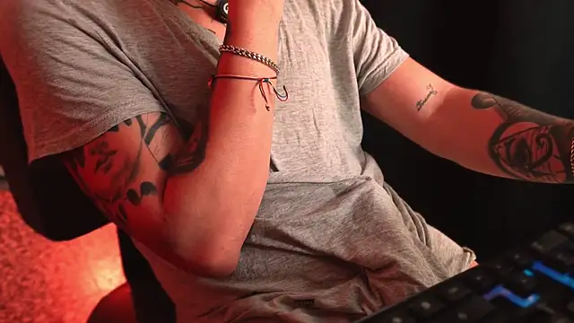 Snapshot of AlphaMasterXxx chatting on 04.01.26 AlphaMasterXxx online show from 04.01.26