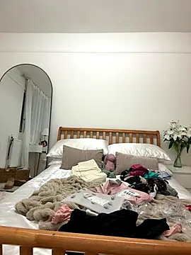 MilaRenee online show from 10.15.25