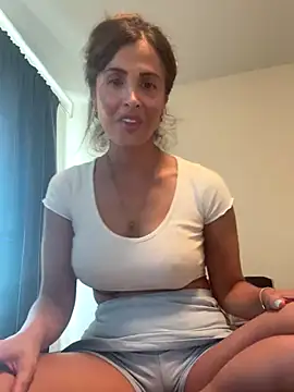 Snapshot of Alona_Brown chatting on 09.17.25 Alona Brown online show from 09.17.25