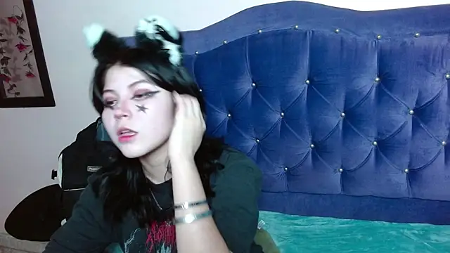 Snapshot of Ginebra_Sensual chatting on 10.18.25 Ginebra Sensual online show from 10.18.25