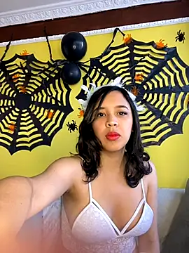 Esmeraldagh  online show from 10.22.25