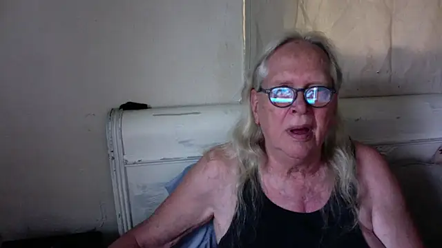 Snapshot of OldLadySara chatting on 07.18.26 OldLadySara online show from 07.18.26
